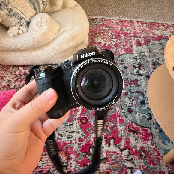 Nikon Black Digital Camera with Zoom Lens - Picture 1 of 5